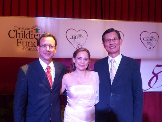 2010.10.28 黃大使與分會會長Cynthia Erguez女士籍夫婿合影。