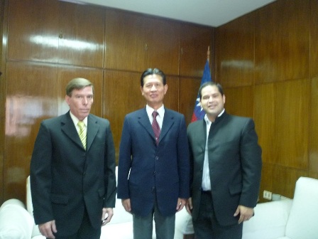 黃大使與巴拉圭北部Concepción市市長當選人Alejandro Tati Urbieta及顧問合影。