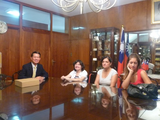 2010.12.09 巴拉圭多發性硬化症患者基金會主席泰瑞莎拜會黃大使聯昇