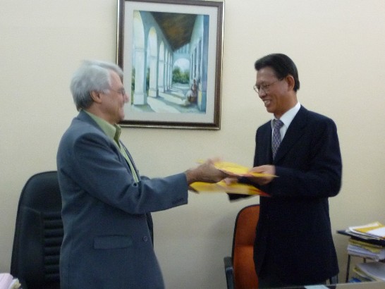 2010.12.16 黃大使聯昇與巴國家鄉村暨土地發展局局Eugenio Salvador Alonso長簽署合作議事錄