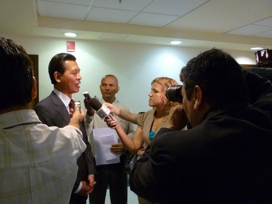 2010.12.17 黃大使接受媒體採訪