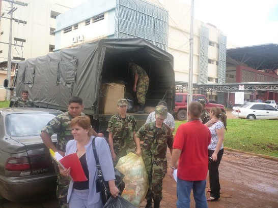 2010.12.24 巴國軍方協助搬運捐助物資