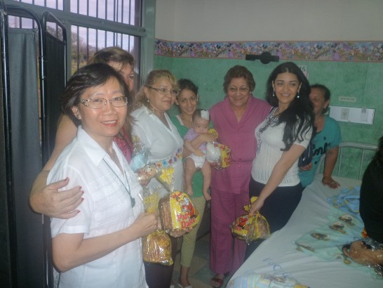 2010.12.24 第一夫人與黃大使夫人在醫院內合影