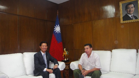 2010.12.23 黃大使向「巴拉圭國家電台」資深記者Aníbal González賀年