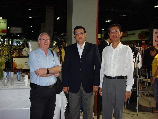 2010.12.28 黃大使與（右一）與農牧部長卡多索（中）及ABC彩色報鄉村版編輯Peter Gibert（左一）合影