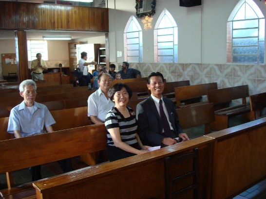 2010.10.25 黃大使聯昇夫婦於聖誕讚美禮拜程序開始前前合影。