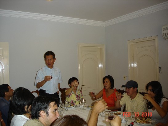 黃大使夫婦舉杯向巴國記者祝賀新年如意