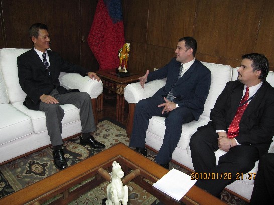 黃大使與巴國移民局長會談情形