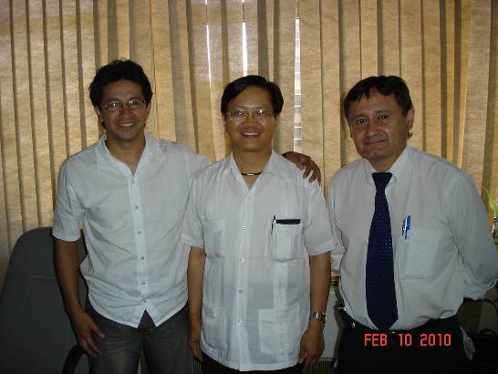 駐館新參處朱參事盛鴻拜會亞松森市政府新聞顧問Celso Chávez(左一)及新聞處長Enrique Fretes(右一)