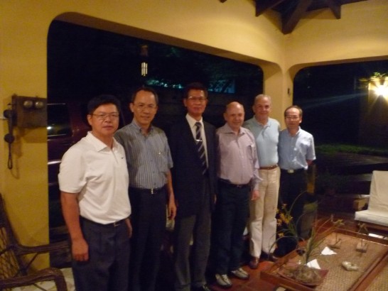 黃大使與名譽會長Juan José Benítez Rickmann等合影