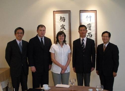 駐巴拉圭黃大使聯昇宴請巴國教育部賽拉芬妮及瓦德斯兩位次長