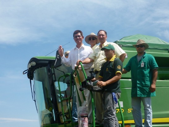 黃大使親自操作農耕機