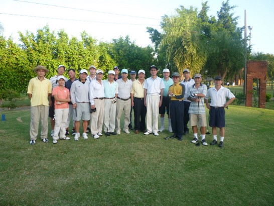 黃大使同與會球友合影