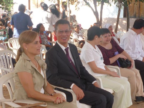 黃大使夫婦與Chung女士(右一)及Eguez女士(左一)聆聽司儀開場