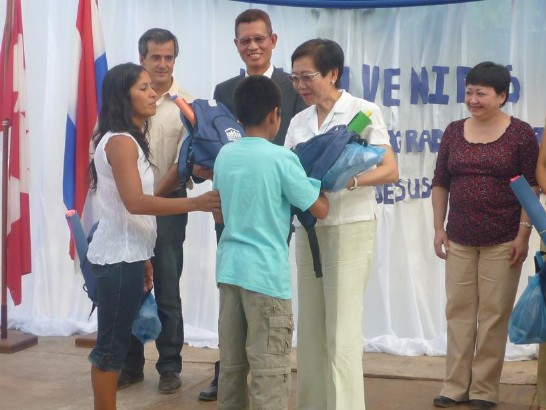黃大使夫人致送學用品