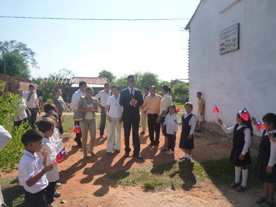 學童揮舞國旗歡迎