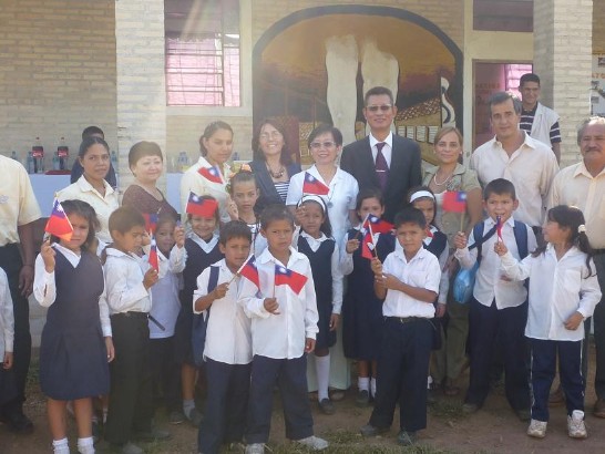 與學童及學校負責人合影