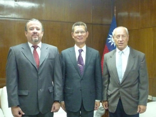 黃大使與Cazal主席暨 Davalos主任合影。