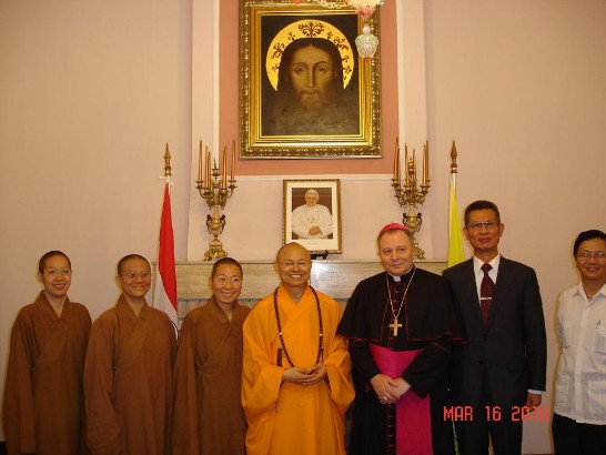 黃大使、Ariotti大使、心定和尚及隨行比丘尼合影