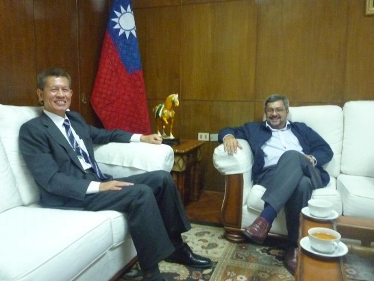 2010.03.25黃大使與卡西雷斯部長合影