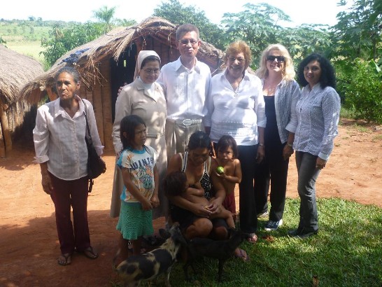 黃大使與印第安村民合影