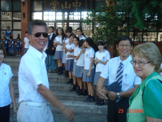 2010.03.29黃大使受到中正橋校學生熱烈歡迎。