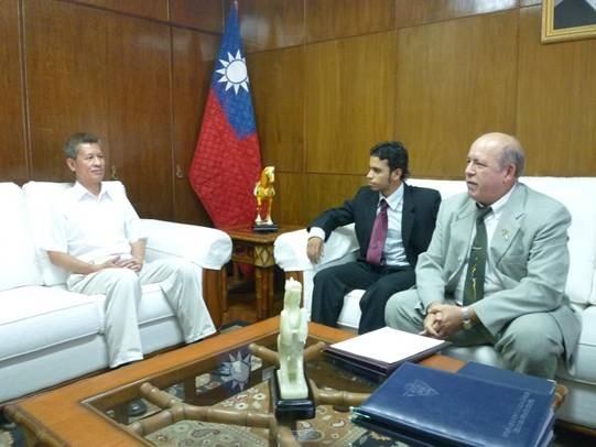 黃大使與Ferreira校長進行會談