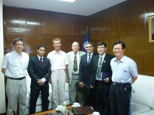 黃大使與洲際科技大學訪賓及館員等合影