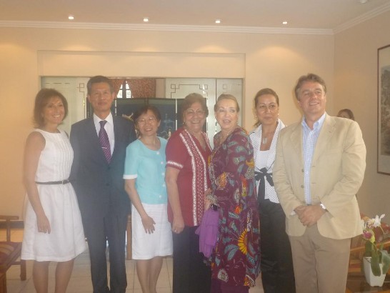 巴國第一夫人、Württemberg公爵夫人及黃大使夫婦於餐前合影