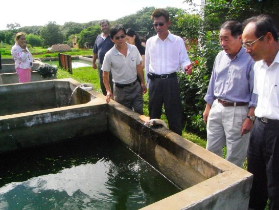 黃大使視察養魚計畫