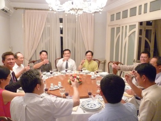 黃大使伉儷與該館各主管舉杯歡迎葉教授訪巴