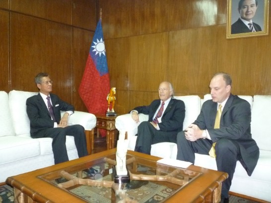 駐巴拉圭黃大使聯昇接見美洲大學校長Andrés Benkö博士