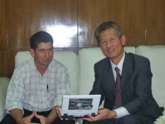 2010.04.12黃大使與Fernández校長等合影。