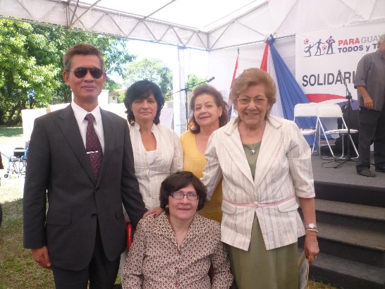 2010.04.12巴國第一夫人梅西德絲盧戈、黃大使與多發性硬化症患者基金會主席泰瑞莎合影。