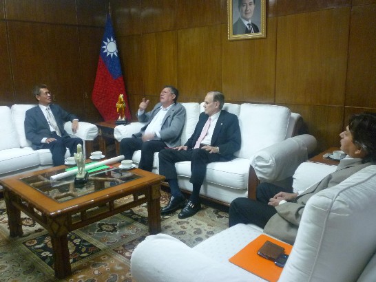2010.04.15駐巴拉圭黃大使接見巴商CONSTRUCCIONES S.A.董事長商談投資合作事宜。