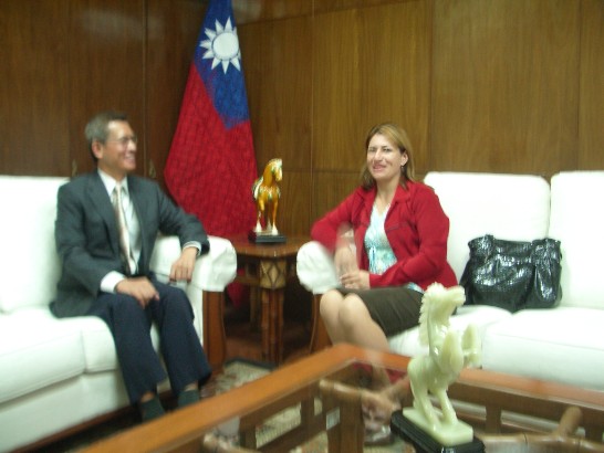 2010.04.14黃大使接見Naipi電台(FM92.5)台長Gloria Pereira女士