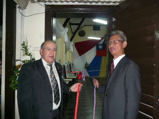 2010.04.19 黃大使與Hugo Ferreira校長剪綵。