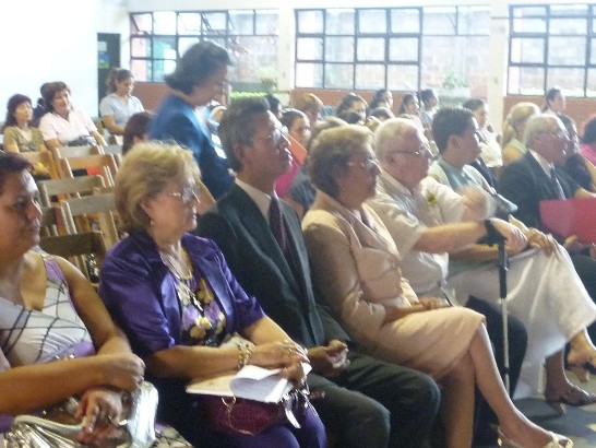 黃大使與巴國第一夫人聆聽課程介紹。