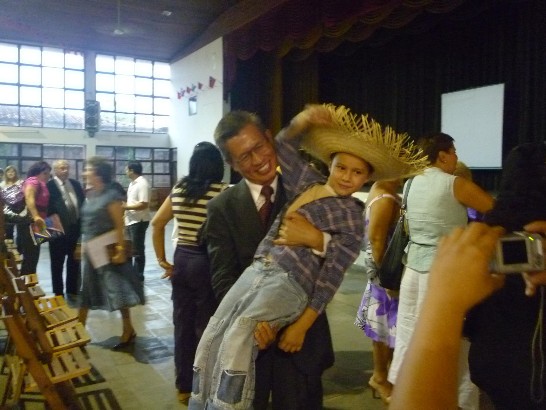 黃大使與現場表演小朋友互動。