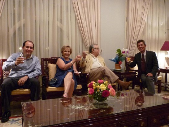 2010.04.20黃大使與Kent夫婦及公子合影。