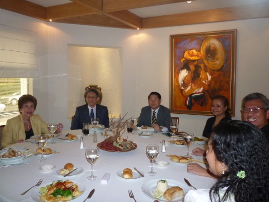 2010.04.22黃大使與賓客合影。