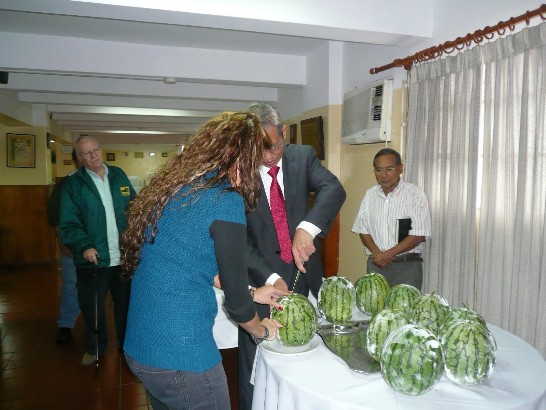 2010.04.23 黃大使與ABC彩色報副社長Natalia Zucolillo切瓜展示。