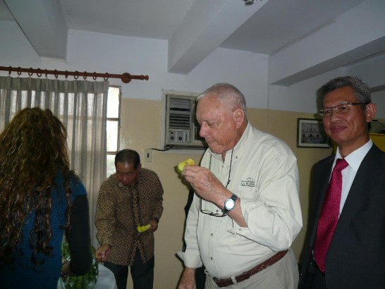 2010.04.10黃大使向ABC彩色報社長Aldo Zucolillo介紹西瓜。