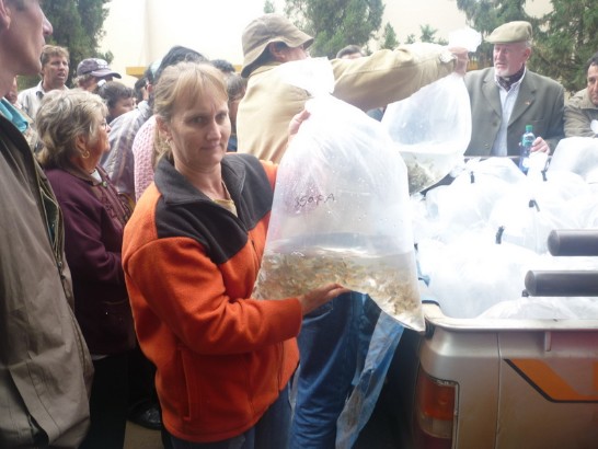 2010.04.24養殖戶領取魚苗。