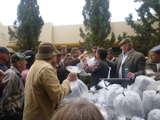 2010.04.24發放魚苗情形。