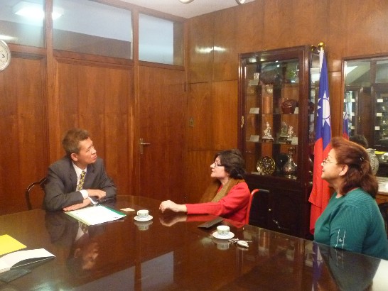 2010.04.05黃大使傾聽泰瑞莎主席簡介基金會運作情形