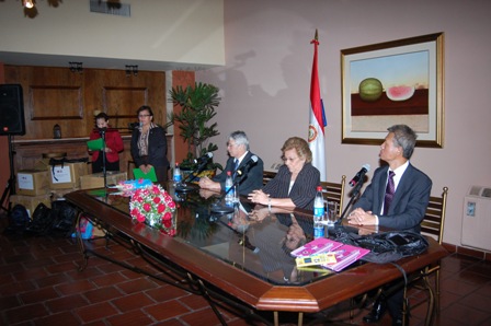 黃大使聯昇與與第一夫人Mercedes Lugo de Maidana 合贈學生文具包