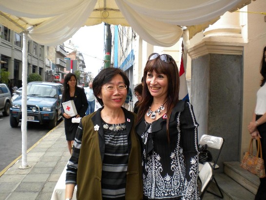 2010.05.06 黃大使夫人與巴國外長夫人Elida女士合影。