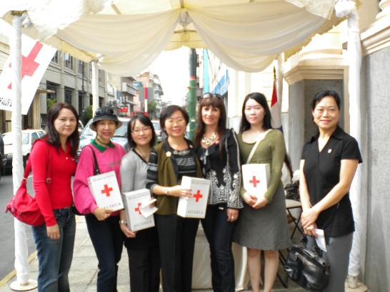 2010.05.06黃大使夫人、巴國外長夫人Elida女士及駐巴館女性員眷合影。