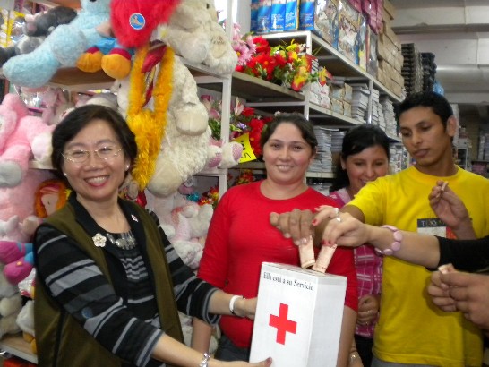 2010.05.06黃大使夫人向店家募款。